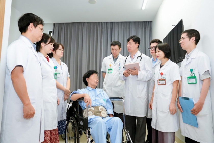 PGS.TS. BS Nguyễn Văn Hùng, Viện trưởng Viện Cơ xương khớp Bạch Mai, Bệnh viện Bạch Mai cùng các y, bác sĩ thăm khám cho người bệnh. PGS.TS. BS Nguyễn Văn Hùng, Viện trưởng Viện Cơ xương khớp Bạch Mai, Bệnh viện Bạch Mai cùng các y, bác sĩ thăm khám cho người bệnh.