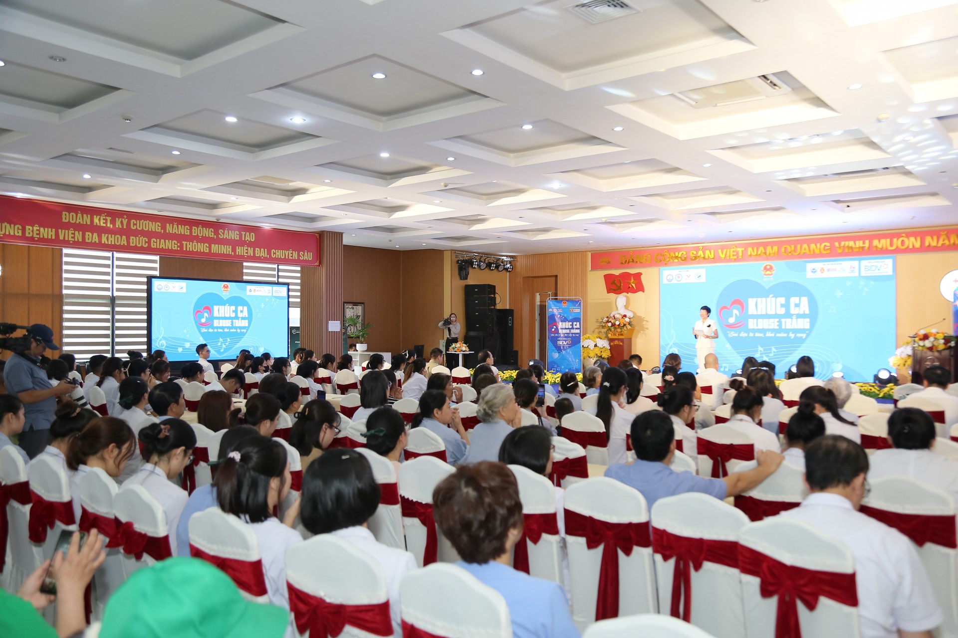 Hà Nội: Ấm áp chương trình nghệ thuật thiện nguyện Hà Nội: Ấm áp chương trình nghệ thuật thiện nguyện
