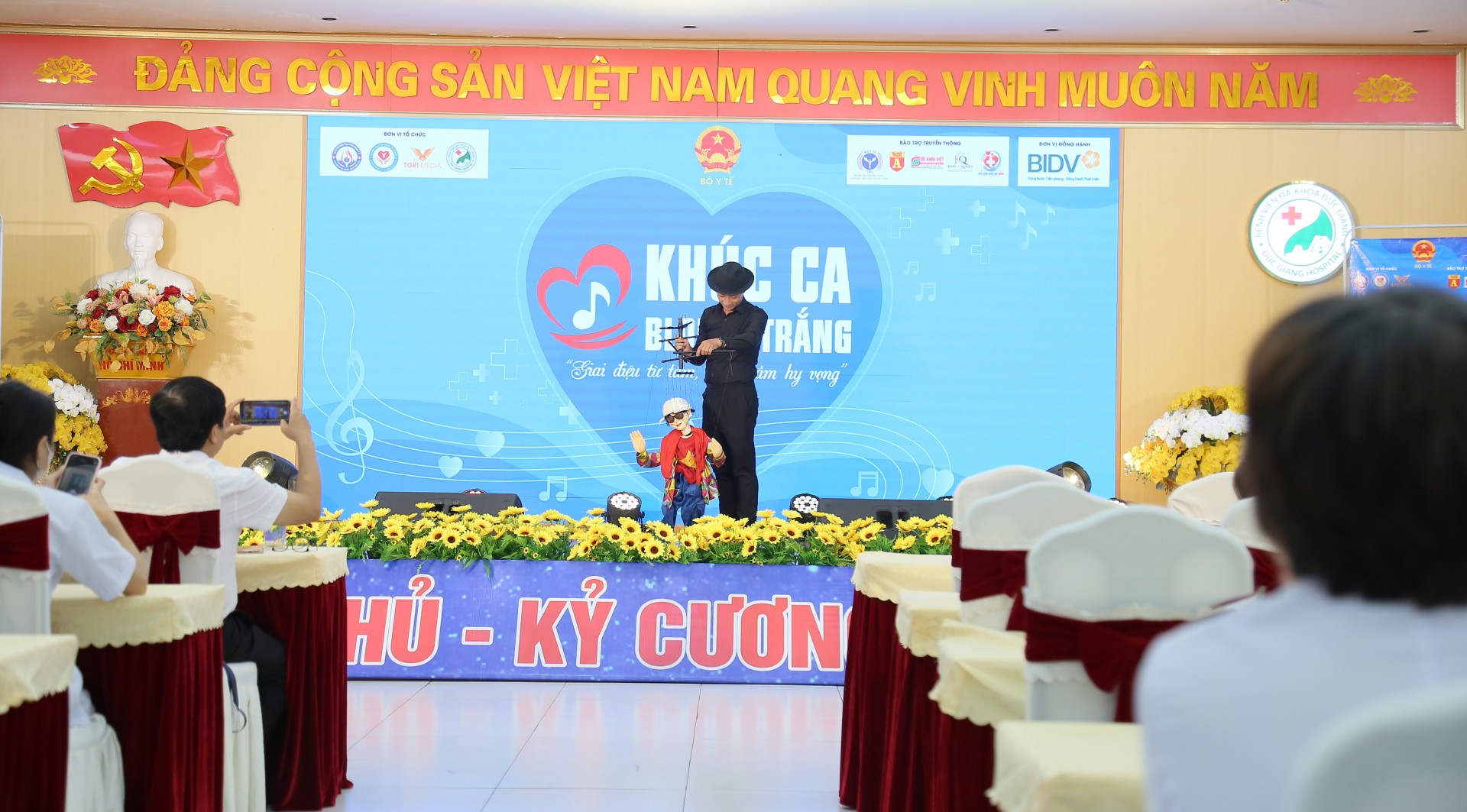 Hà Nội: Ấm áp chương trình nghệ thuật thiện nguyện Hà Nội: Ấm áp chương trình nghệ thuật thiện nguyện