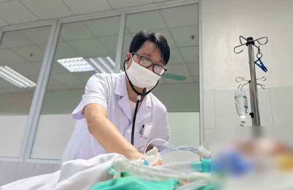 Suy đa tạng vì tự truyền chất trắng tại nhà