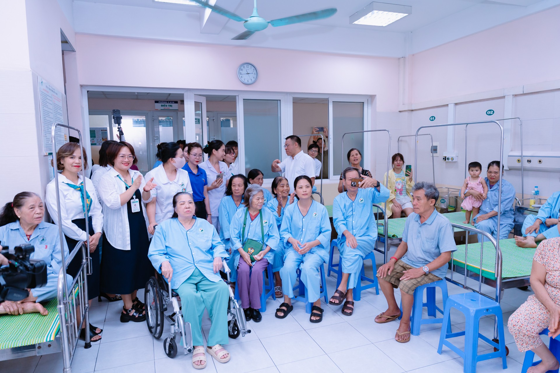 Hà Nội: Ấm áp chương trình nghệ thuật thiện nguyện Hà Nội: Ấm áp chương trình nghệ thuật thiện nguyện