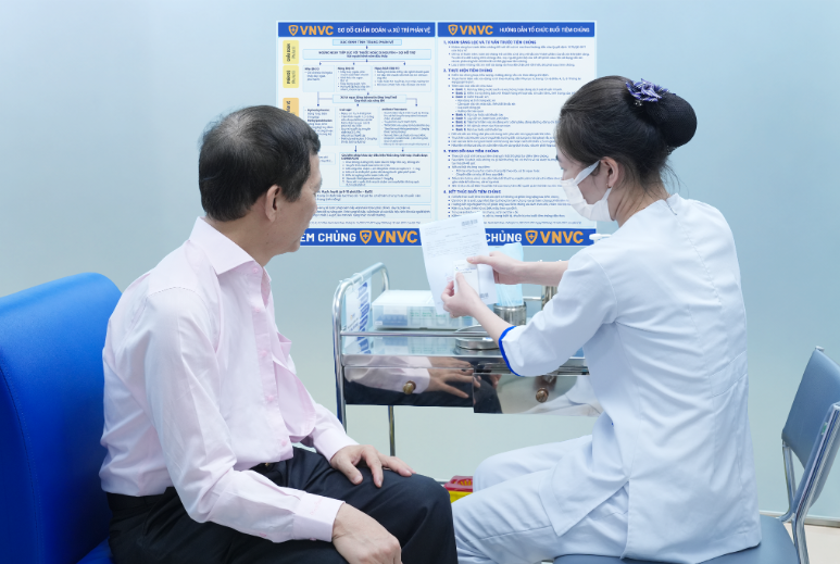 Lo cúm gây viêm phổi, đột quỵ, nhiều người cao tuổi đến VNVC tiêm vắc xin cúm chuyên biệt Lo cúm gây viêm phổi, đột quỵ, nhiều người cao tuổi đến VNVC tiêm vắc xin cúm chuyên biệt