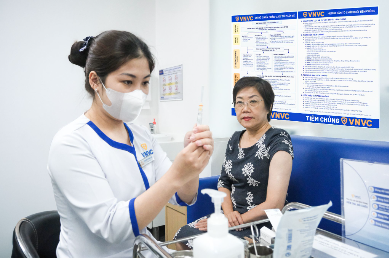 Lo cúm gây viêm phổi, đột quỵ, nhiều người cao tuổi đến VNVC tiêm vắc xin cúm chuyên biệt Lo cúm gây viêm phổi, đột quỵ, nhiều người cao tuổi đến VNVC tiêm vắc xin cúm chuyên biệt