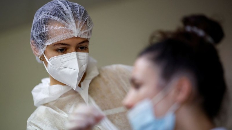 Không lơ là với biến thể phụ trong cuộc chiến chống Covid-19