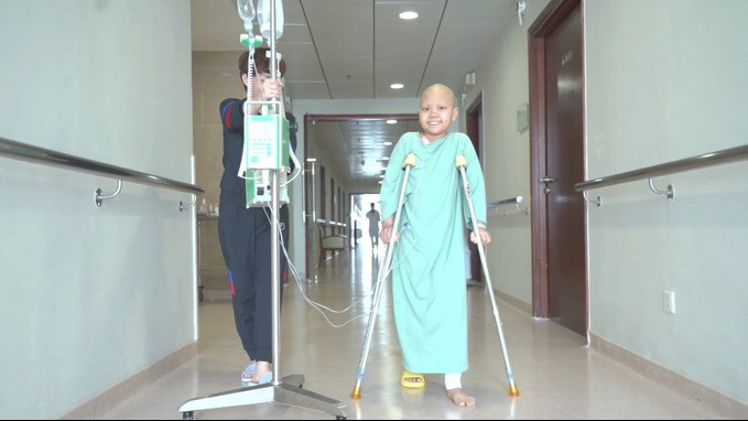 Bệnh nhân đầu tiên tại Việt Nam được thay khớp tăng trưởng