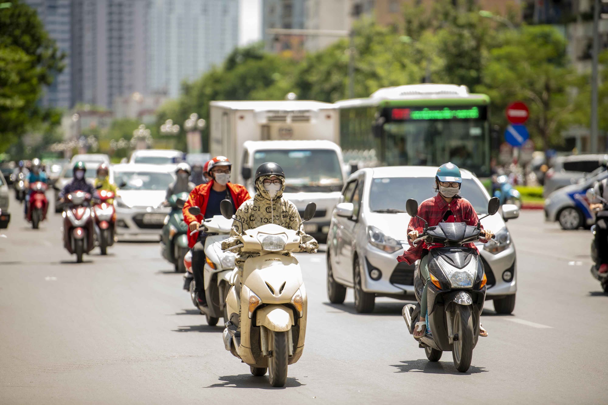 Bản tin thời tiết ngày 08-6-2023: Miền Bắc ngày nắng nóng, đêm  mưa dông trút xuống