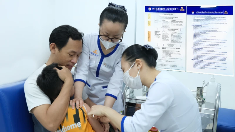 Dịch sốt xuất huyết gia tăng sớm, người dân chủ động tiêm vaccine Dịch sốt xuất huyết gia tăng sớm, người dân chủ động tiêm vaccine