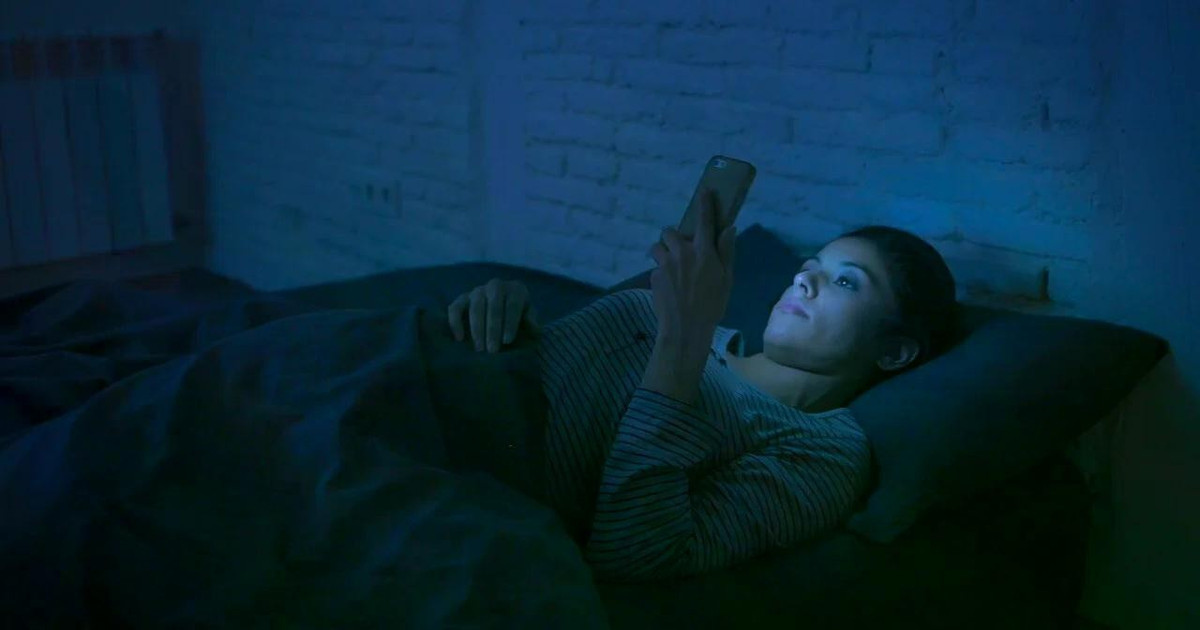 Ánh sáng xanh màn hình điện tử có thực sự là kẻ thù của giấc ngủ? Ánh sáng xanh màn hình điện tử có thực sự là kẻ thù của giấc ngủ?