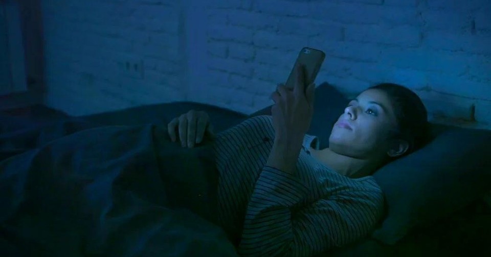 Ánh sáng xanh màn hình điện tử có thực sự là kẻ thù của giấc ngủ?