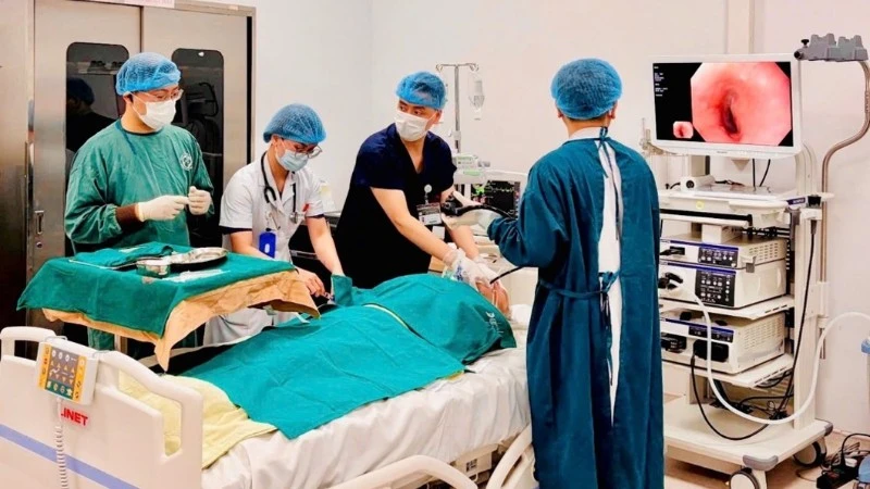 Mở thông dạ dày qua nội soi: Giải pháp ít xâm lấn giúp duy trì dinh dưỡng cho người bệnh khó nuốt Mở thông dạ dày qua nội soi: Giải pháp ít xâm lấn giúp duy trì dinh dưỡng cho người bệnh khó nuốt