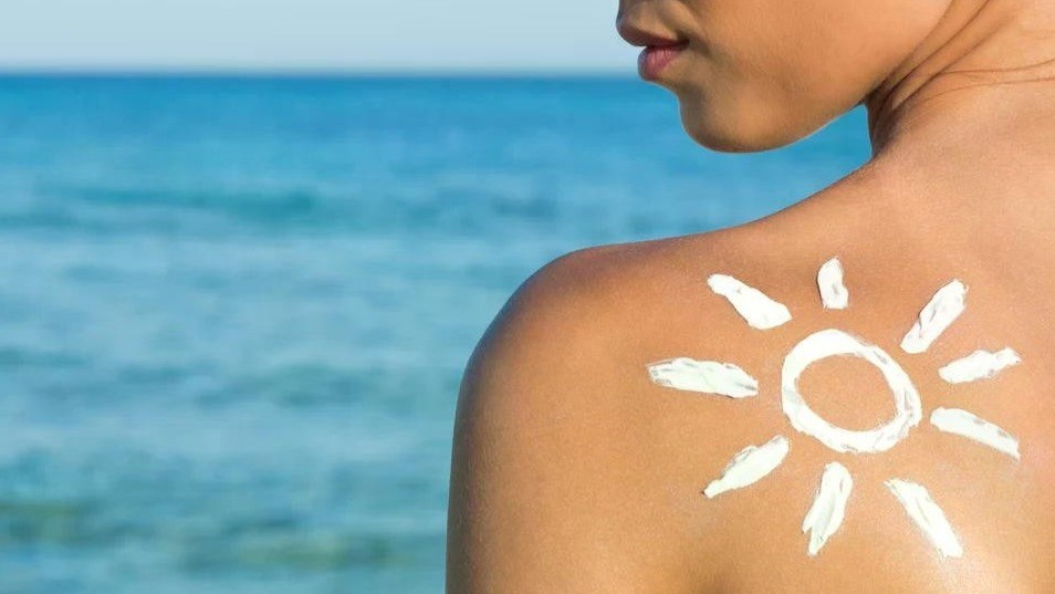 Bác sĩ da liễu làm gì mỗi ngày để da không "kiệt sức" dưới nắng hè?
