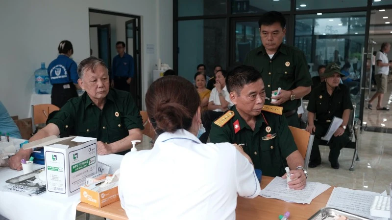 Thầy thuốc khám sức khỏe, tri ân thương binh, thân nhân liệt sĩ và người có công với cách mạng Thầy thuốc khám sức khỏe, tri ân thương binh, thân nhân liệt sĩ và người có công với cách mạng