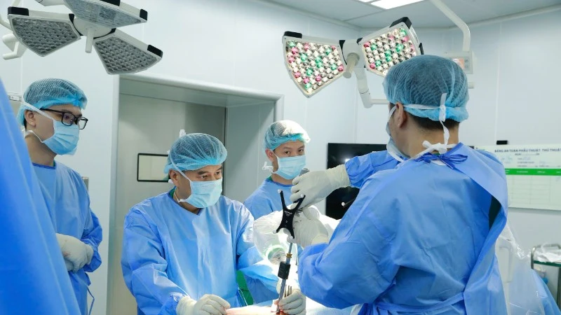 Tích hợp robot và định vị 3D, nâng cao hiệu quả phẫu thuật cột sống