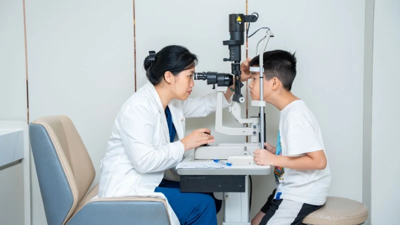 Cận thị học đường gia tăng, cần phát hiện sớm và kiểm soát từ trẻ nhỏ Cận thị học đường gia tăng, cần phát hiện sớm và kiểm soát từ trẻ nhỏ