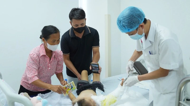 Nối lại cánh tay đứt rời cho bé 4 tuổi sau gần 6 giờ thiếu máu Nối lại cánh tay đứt rời cho bé 4 tuổi sau gần 6 giờ thiếu máu
