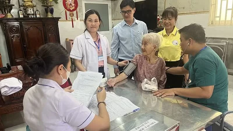 Chăm sóc sức khỏe người yếu thế còn bất cập