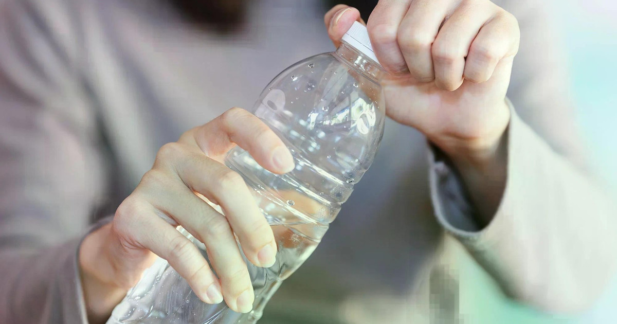 Chai nước dùng một lần có nên giữ lại để tái sử dụng? Chai nước dùng một lần có nên giữ lại để tái sử dụng?