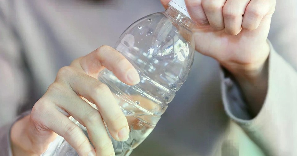 Chai nước dùng một lần có nên giữ lại để tái sử dụng?