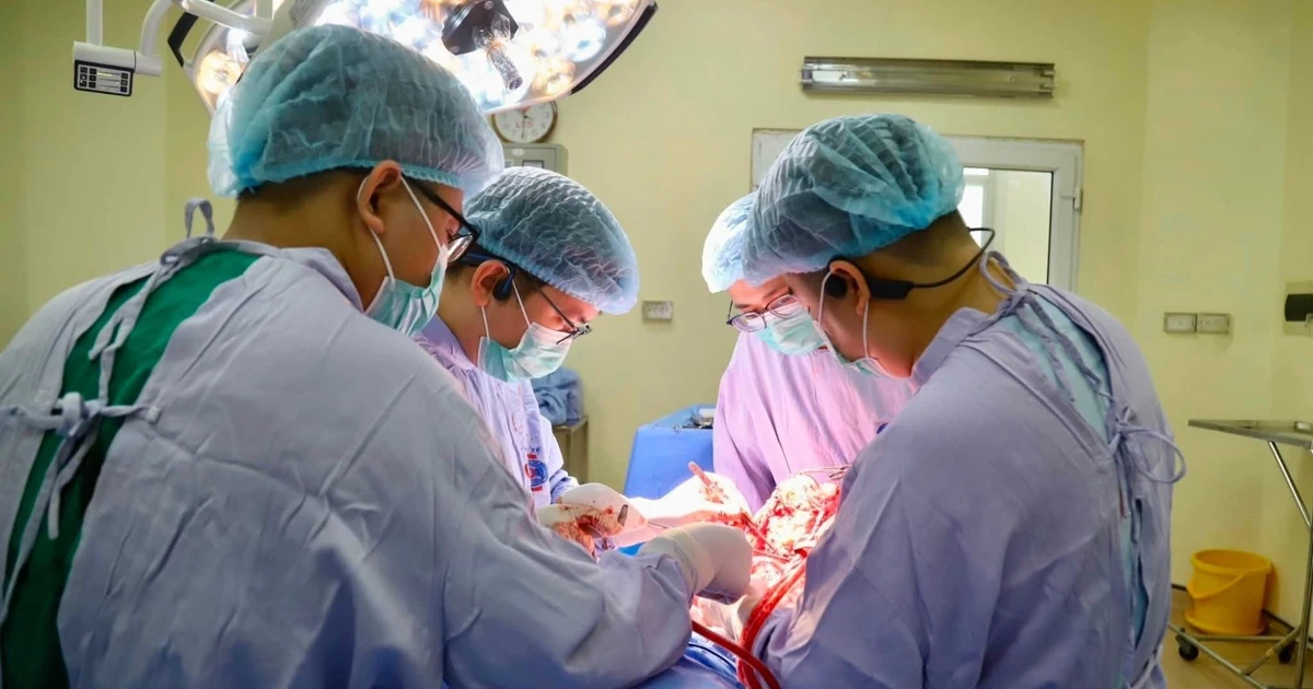 Phẫu thuật thay toàn bộ xương đùi, giữ lại chân cho bệnh nhân bị ung thư xương Phẫu thuật thay toàn bộ xương đùi, giữ lại chân cho bệnh nhân bị ung thư xương