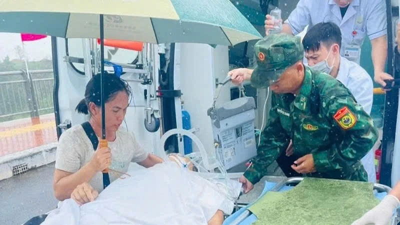 Liên tiếp mở luồng xanh cho xe cứu thương cấp cứu bệnh nhân vì mục đích nhân đạo Liên tiếp mở luồng xanh cho xe cứu thương cấp cứu bệnh nhân vì mục đích nhân đạo