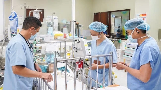 Cảnh báo nguy hiểm khi để trẻ đứng trên sàn xe máy điện Cảnh báo nguy hiểm khi để trẻ đứng trên sàn xe máy điện