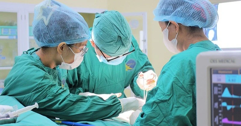 Nẹp vít hàm mặt qua đường rạch trong khoang miệng giúp bảo tồn khớp nhai và tính thẩm mỹ