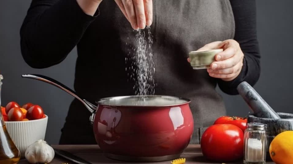 Càng ăn mặn, nguy cơ mắc bệnh càng tăng