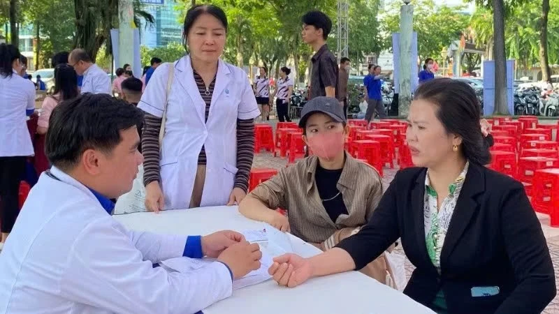 Chủ động chăm sóc và nâng cao sức khỏe toàn dân Chủ động chăm sóc và nâng cao sức khỏe toàn dân