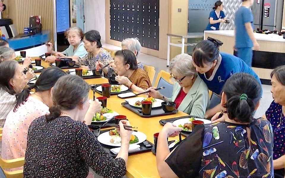 Người cao tuổi có nên bỏ cơm?