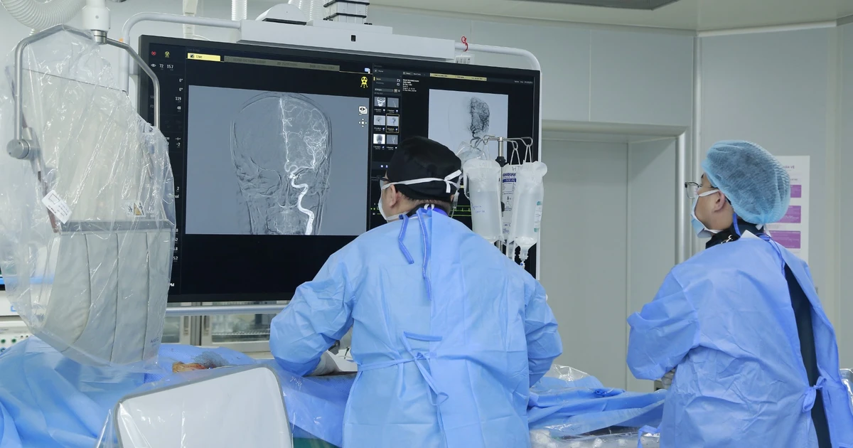Đặt stent đổi hướng dòng chảy cứu người bệnh có túi phình động mạch cảnh chỗ gập góc Đặt stent đổi hướng dòng chảy cứu người bệnh có túi phình động mạch cảnh chỗ gập góc