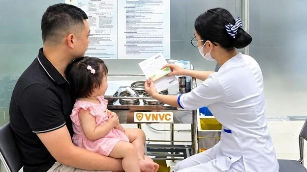 Bệnh tay chân miệng gia tăng, hơn 100.000 trẻ đã được tiêm vaccine Bệnh tay chân miệng gia tăng, hơn 100.000 trẻ đã được tiêm vaccine