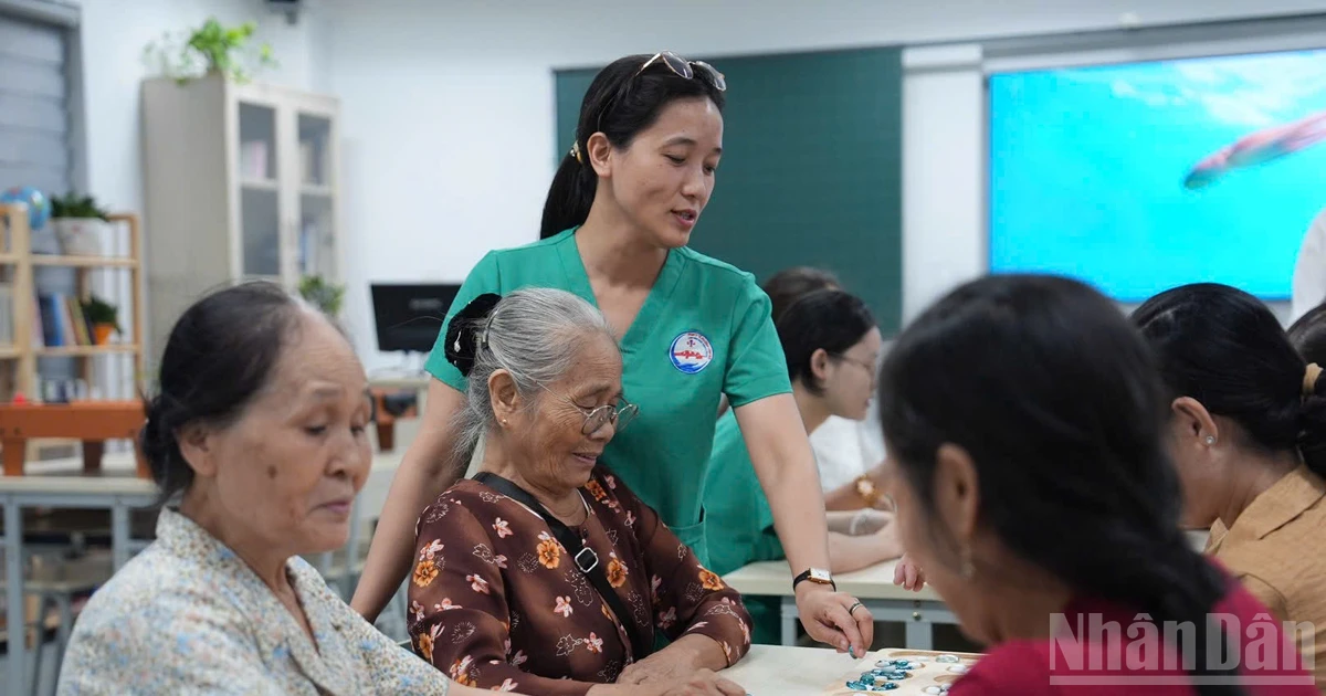 Việt Nam cần làm gì với nguy cơ “già trước khi giàu”? Việt Nam cần làm gì với nguy cơ “già trước khi giàu”?