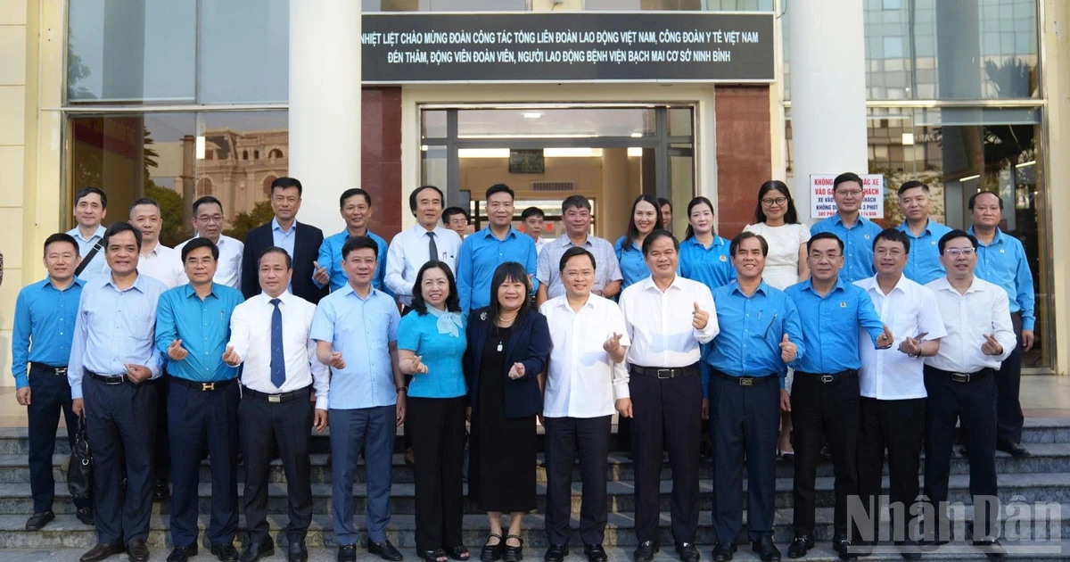 Động viên, thăm hỏi các y, bác sĩ làm việc tại bệnh viện Trung ương, cơ sở Ninh Bình