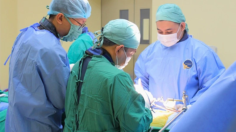Bắt vít qua da kết hợp hàn xương điều trị bệnh lý cột sống Bắt vít qua da kết hợp hàn xương điều trị bệnh lý cột sống