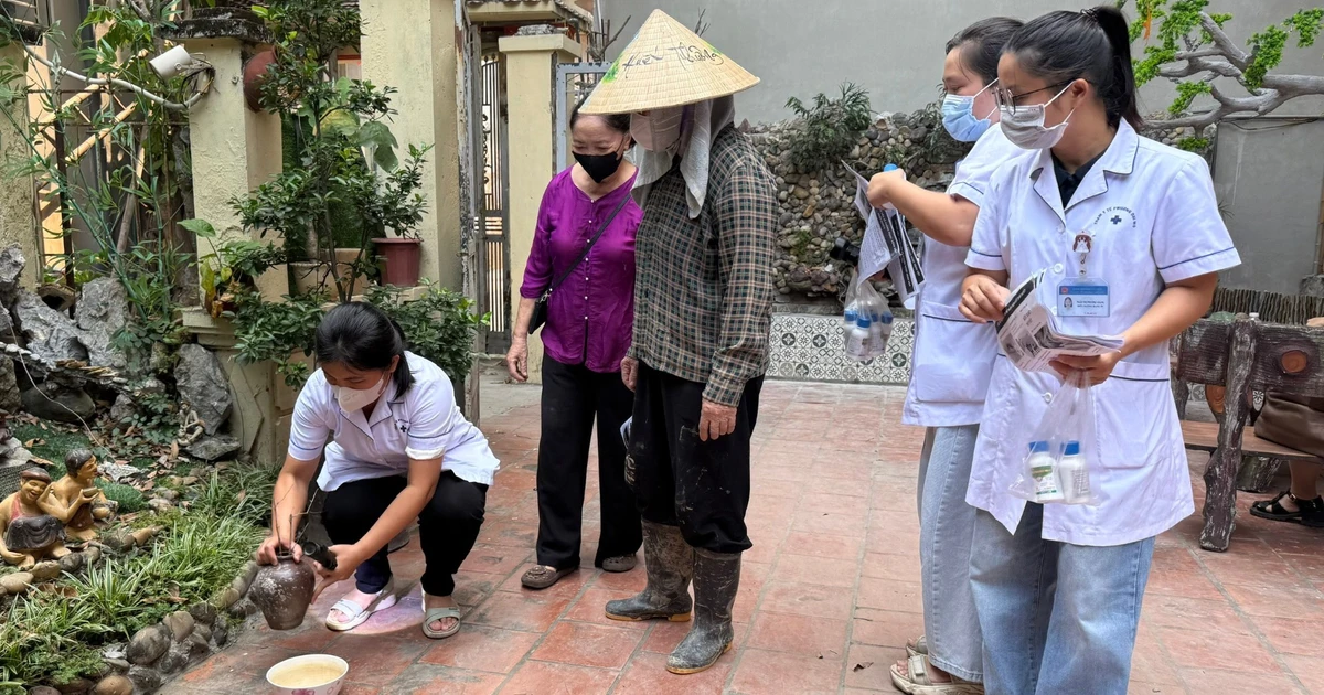 Không để những vật dụng chứa nước thành môi trường cho muỗi truyền bệnh sốt xuất huyết phát triển Không để những vật dụng chứa nước thành môi trường cho muỗi truyền bệnh sốt xuất huyết phát triển