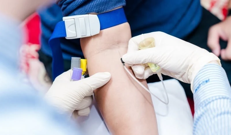 Mẹo kiểm tra trên da giúp cha mẹ phát hiện dấu hiệu nguy hiểm của bệnh não mô cầu Mẹo kiểm tra trên da giúp cha mẹ phát hiện dấu hiệu nguy hiểm của bệnh não mô cầu