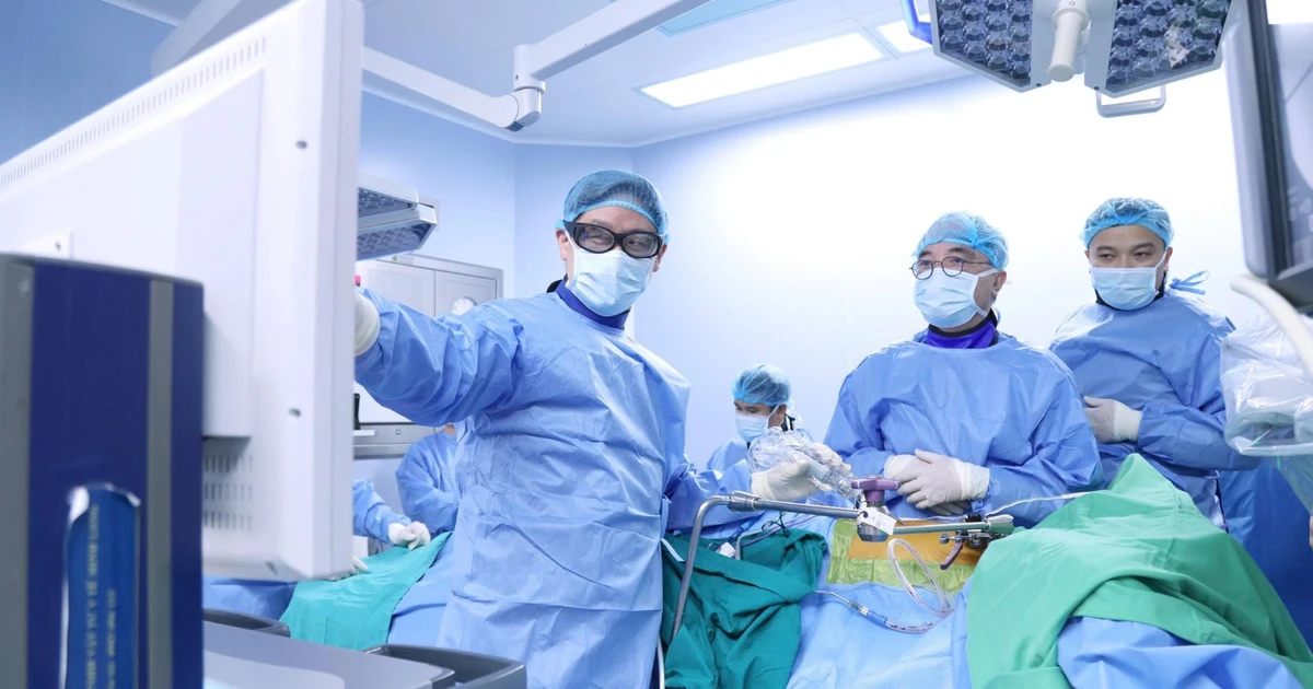Lần đầu tiên tại Việt Nam phẫu thuật nắn chỉnh vẹo cột sống không ghép xương Lần đầu tiên tại Việt Nam phẫu thuật nắn chỉnh vẹo cột sống không ghép xương