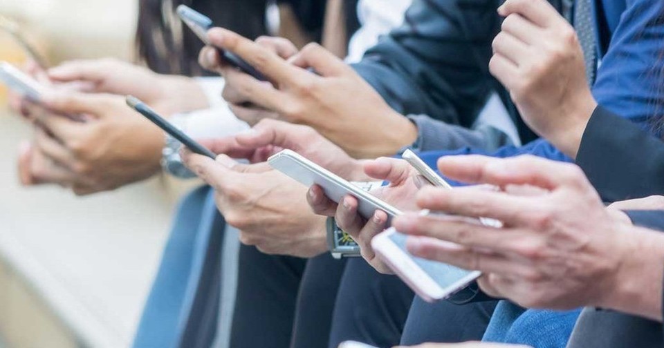 Những tổn hại sức khỏe có thể bắt đầu từ chiếc điện thoại trên tay
