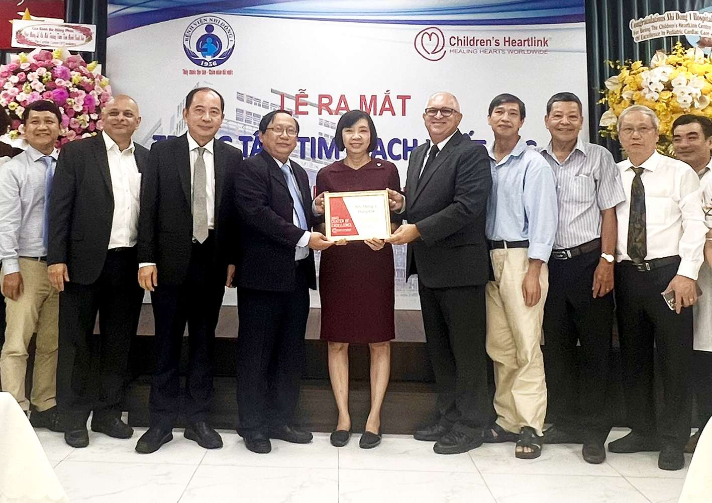 Giám đốc Bệnh viện Nhi Đồng 1 Nguyễn Thanh Hùng (thứ tư từ trái sang) nhận chứng nhận Trung tâm Tim mạch xuất sắc từ Tổ chức Children’s HeartLink - ẢNH: V.T.