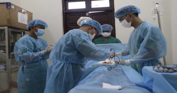 Quân y huyện đảo Trường Sa phẫu thuật cứu ngư dân bị viêm ruột thừa cấp