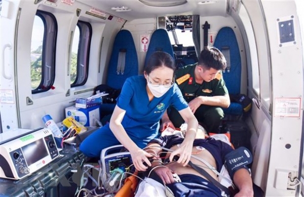 Kịp thời đưa 2 bệnh nhân nguy kịch ở Trường Sa về đất liền​