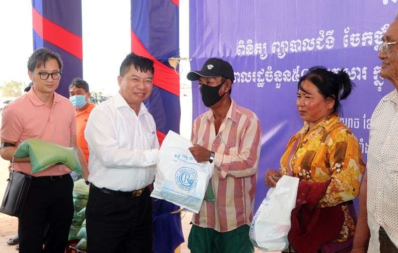 Khám bệnh, cấp thuốc miễn phí cho người Khmer và người gốc Việt tại Campuchia ảnh 1