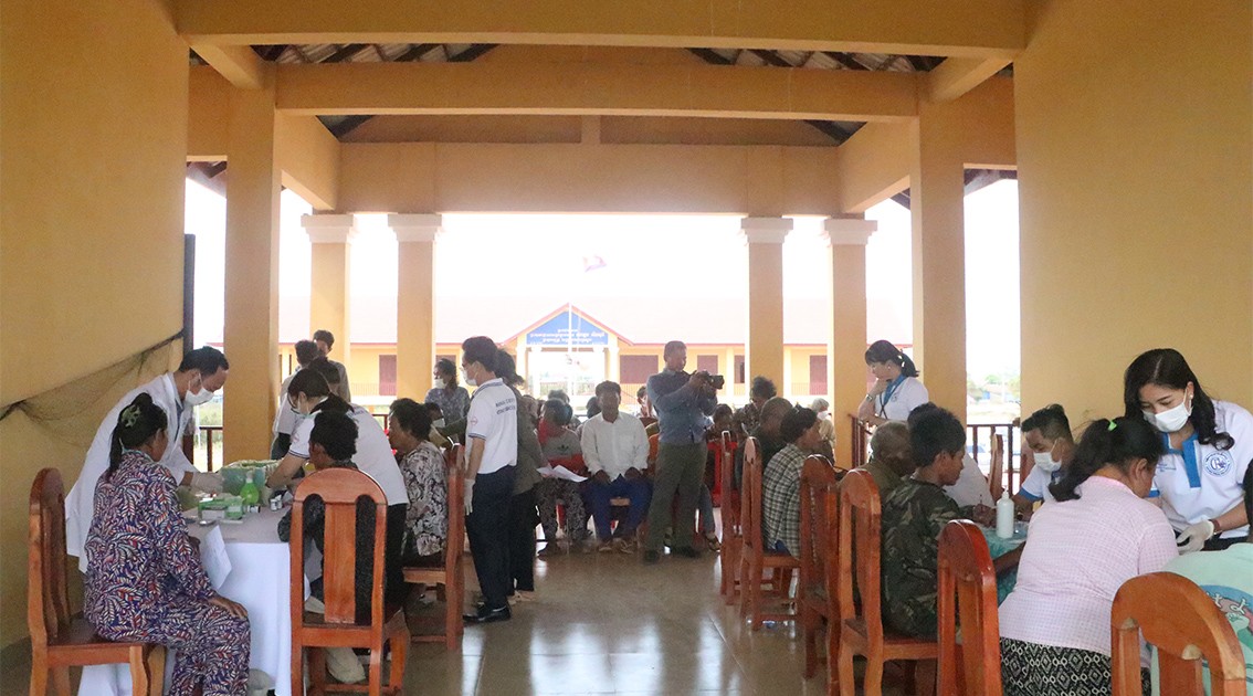Khám bệnh, cấp thuốc miễn phí cho người Khmer và người gốc Việt tại Campuchia