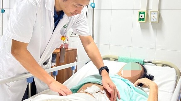 Người phụ nữ bị thủng ruột sau ăn táo đỏ hầm tổ yến