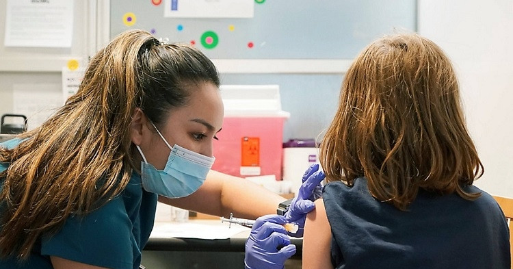 Mỹ duyệt tiêm thêm vắc xin cho dân, Singapore cam kết ổn định giá vật tư y tế