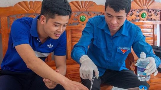 Y tế thôn bản vượt khó, chung tay xóa bỏ hủ tục lạc hậu