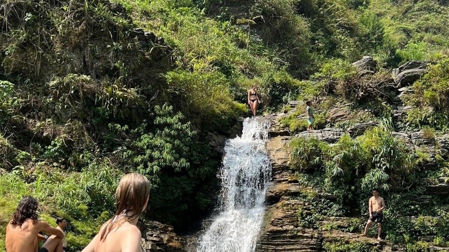 Khách Tây đổ xô tới tắm thác ở Hà Giang