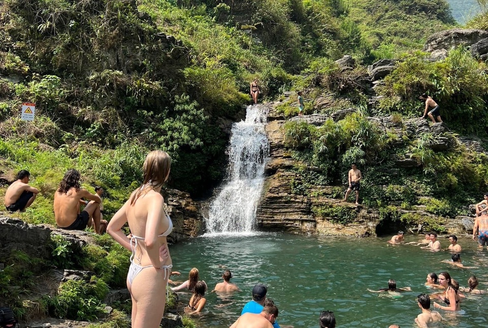 Khách Tây đổ xô tới tắm thác ở Hà Giang