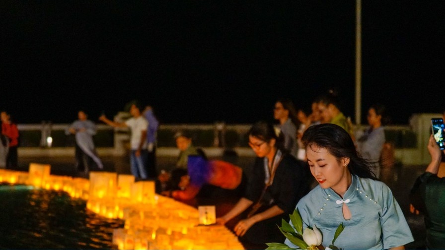 Du khách đến Núi Bà Đen dâng hoa đăng kính mừng lễ Phật đản