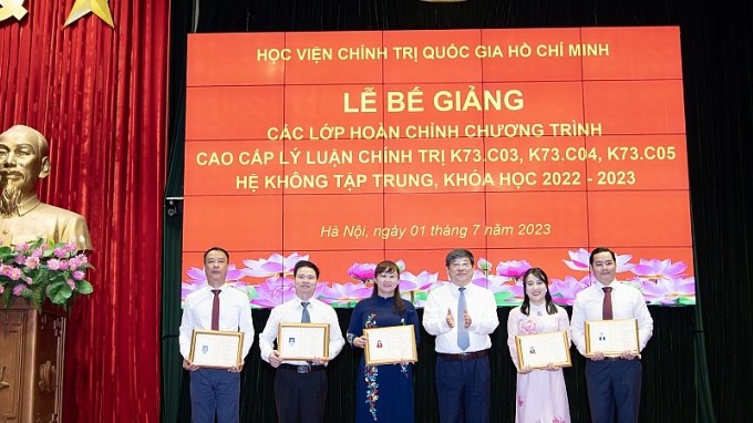 Bế giảng và trao bằng tốt nghiệp Lớp Cao cấp Lý luận Chính trị K73 khóa học 2022-2023